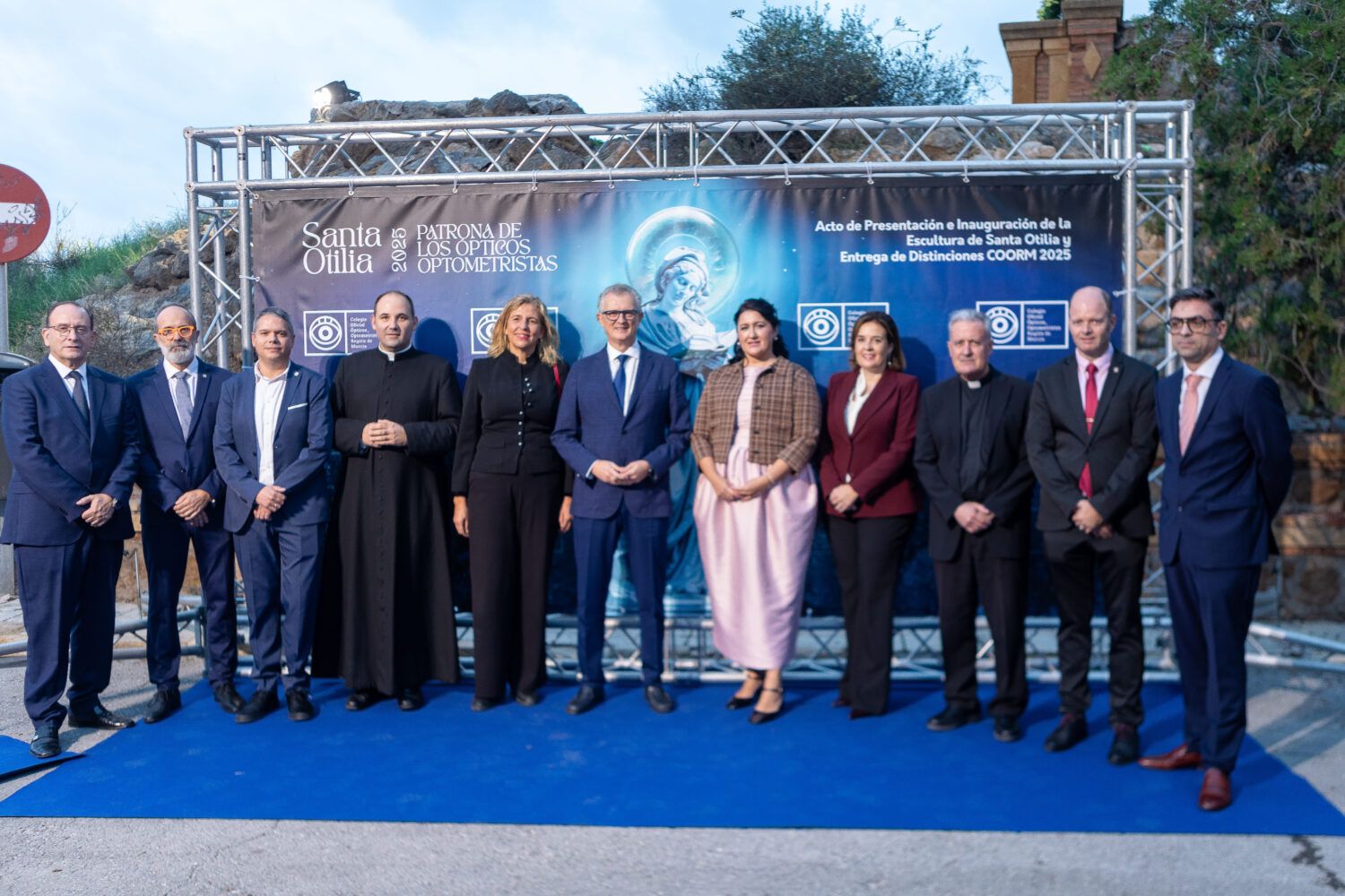 Murcia, 27 de octubre de 2025. El Colegio Oficial de Ópticos-Optometristas de la Región de Murcia (COORM) celebró el domingo 26 de octubre la presentación e inauguración de la escultura de Santa Otilia, junto con la entrega de premios y distinciones 2025, en el Mirador del Santuario de la Fuensanta.